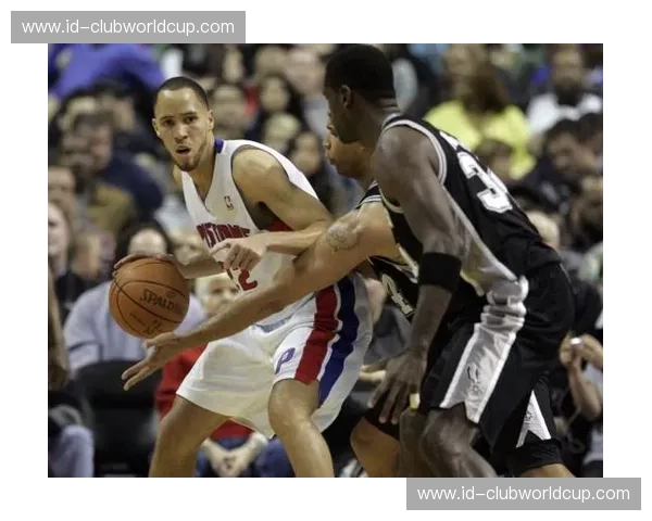 铁血与坚韧的终极博弈：重温2005年活塞VS马刺的窒息巅峰